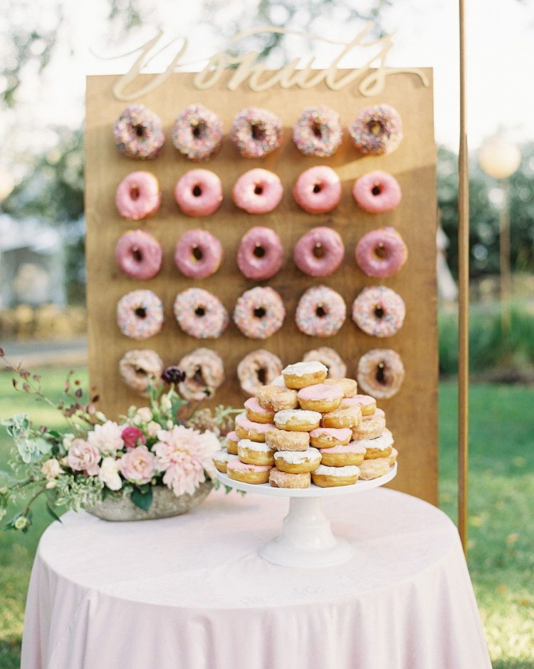 tendance mariage déco en beignet idées mur de donuts