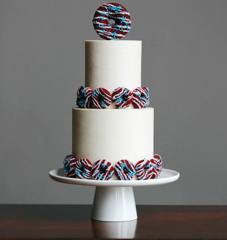 tendance mariage gâteau minimaliste décoré de beignets