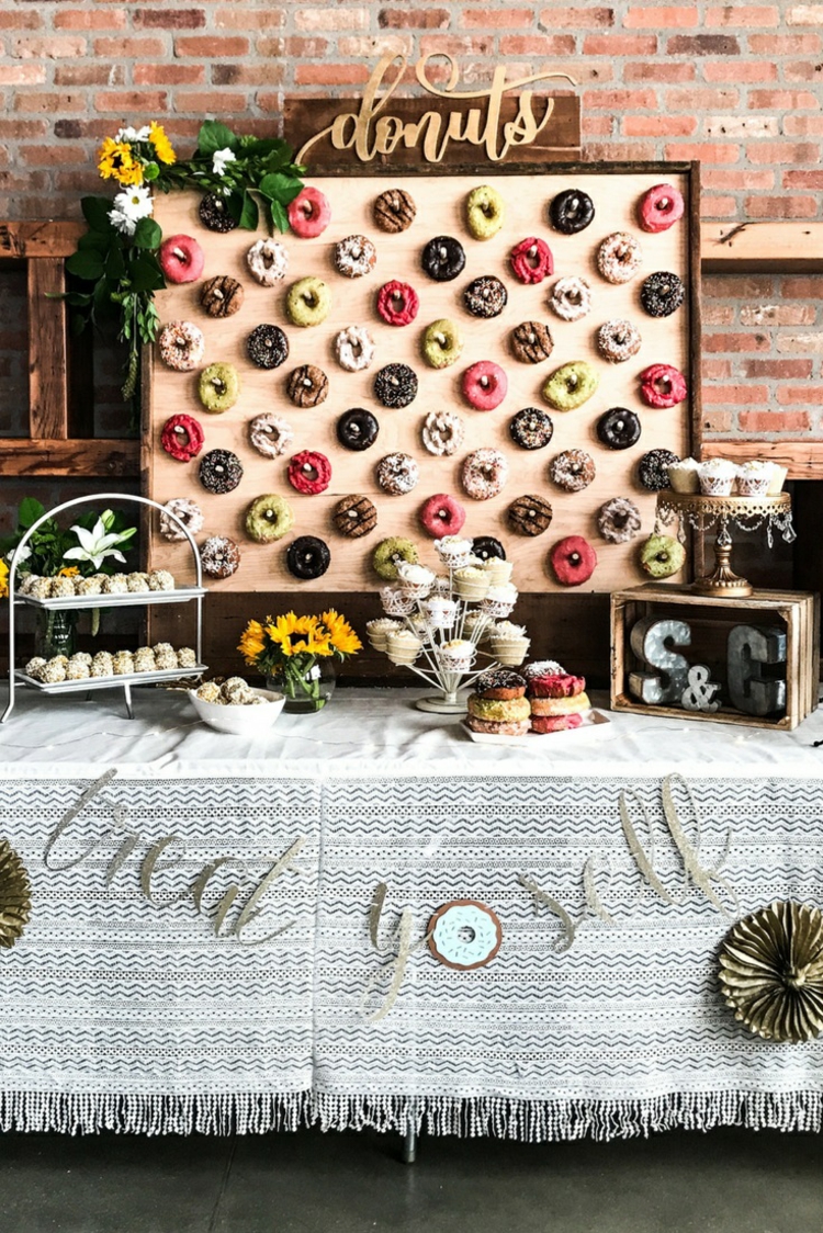 tendance mariage mur de beignets style rustique glaçage coloré