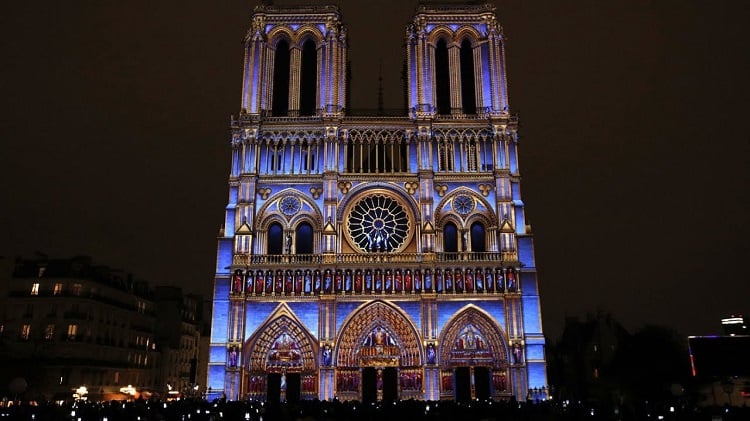 Notre-Dame de Paris concert hommage France 2 retour artistes scène cours Invalides