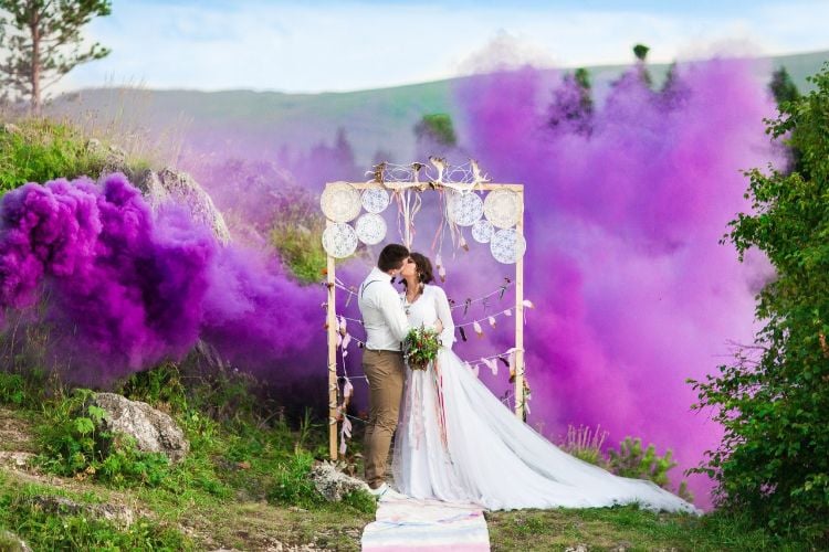bombe de fumée colorée cérémonie bohème jardin nuances violettes