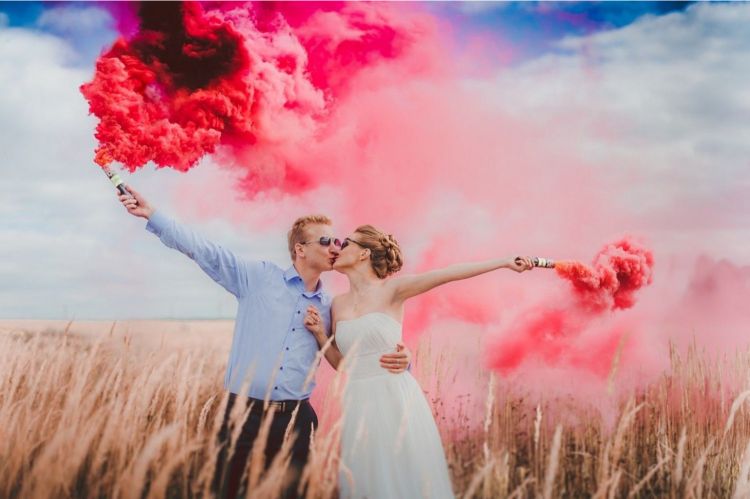bombe de fumée colorée idée fraîche pour les futurs mariés