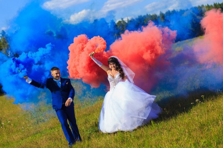 bombe de fumée colorée mariage bleu corail