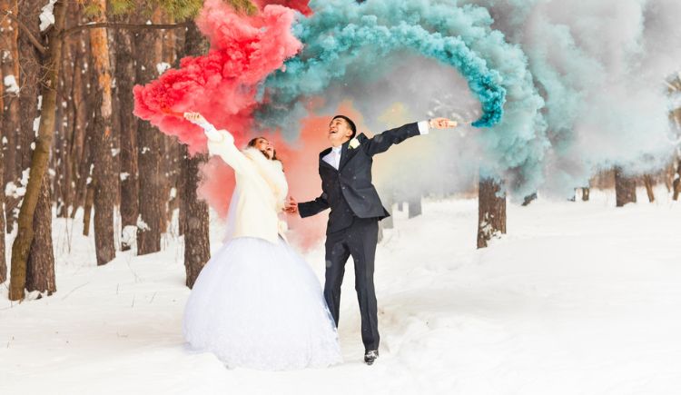 bombe de fumée colorée superbe séance photos en hiver tendance mariage
