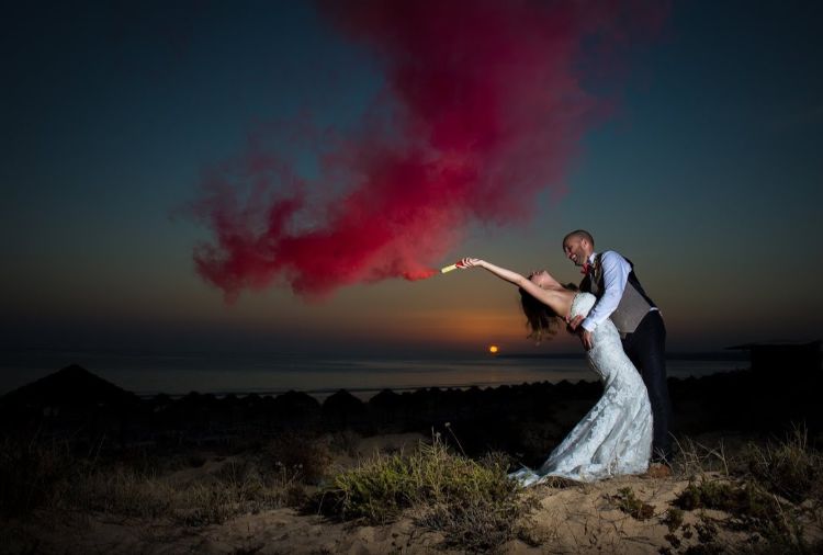 bombe de fumée colorée séance photos au bord de la mer nouvelle tendance mariage