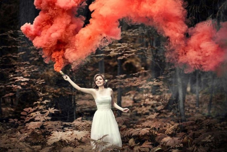 bombe de fumée colorée séance photos dans la forêt
