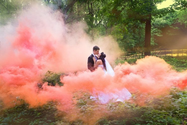bombe de fumée colorée tendance mariage atmosphère romantique