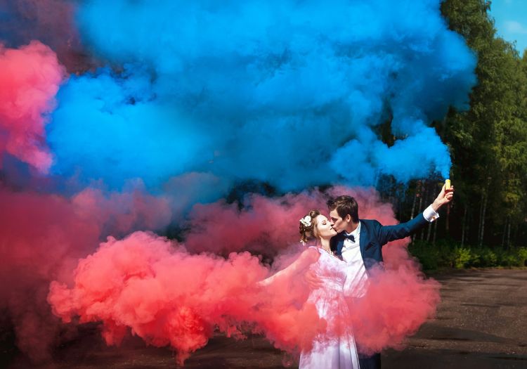 bombe de fumée colorée tendance mariage rose et bleu