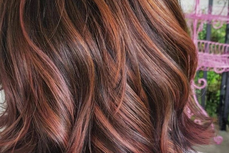 Cheveux rose brown : la nouvelle tendance coloration pour les brunes