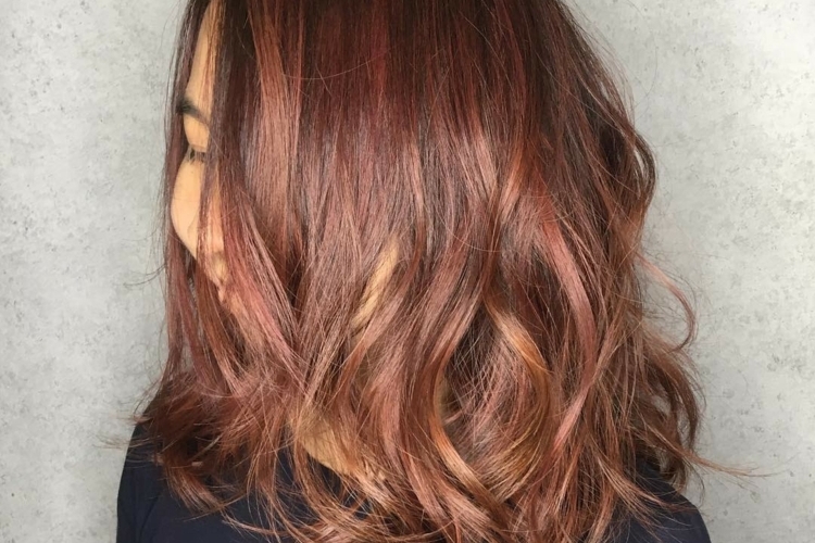 Cheveux rose brown : la nouvelle tendance coloration pour les brunes