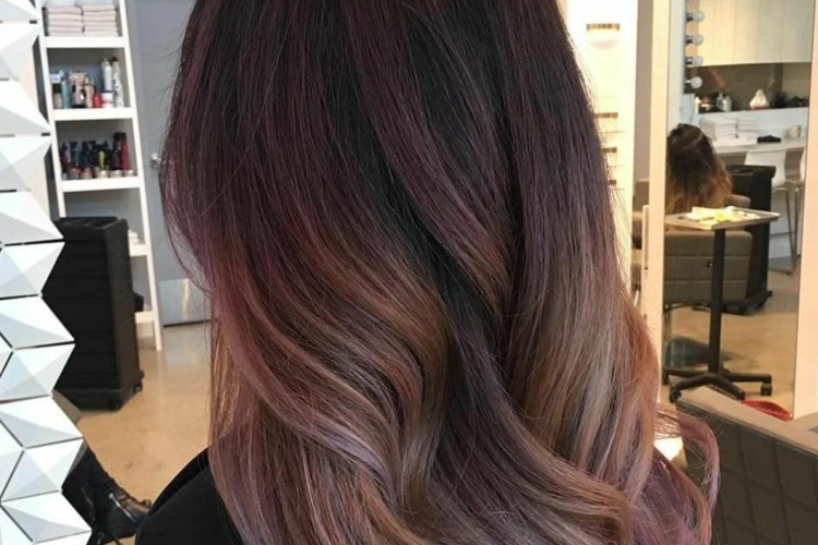 Cheveux rose brown : la nouvelle tendance coloration pour les brunes