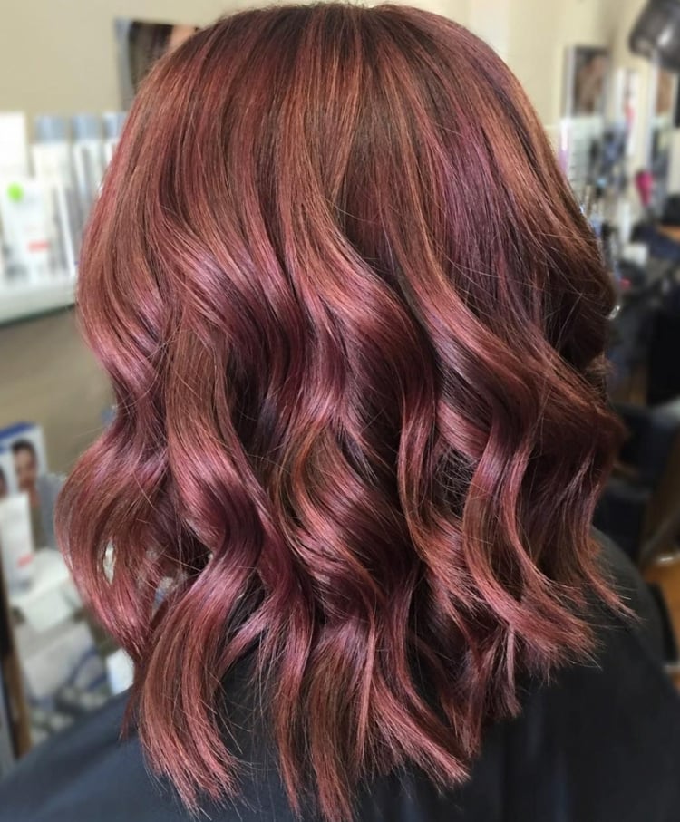 cheveux rose brown reflet rouge