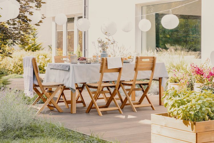 comment aménager une terrasse de charme salon de jardin bois table en bois guirlande lanterne