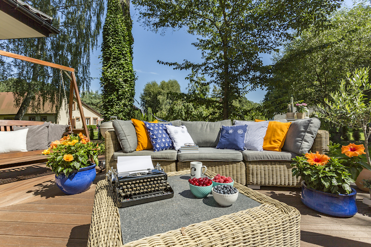 comment aménager une terrasse de charme salon de jardin de luxe déco coussins hibiscus en pot