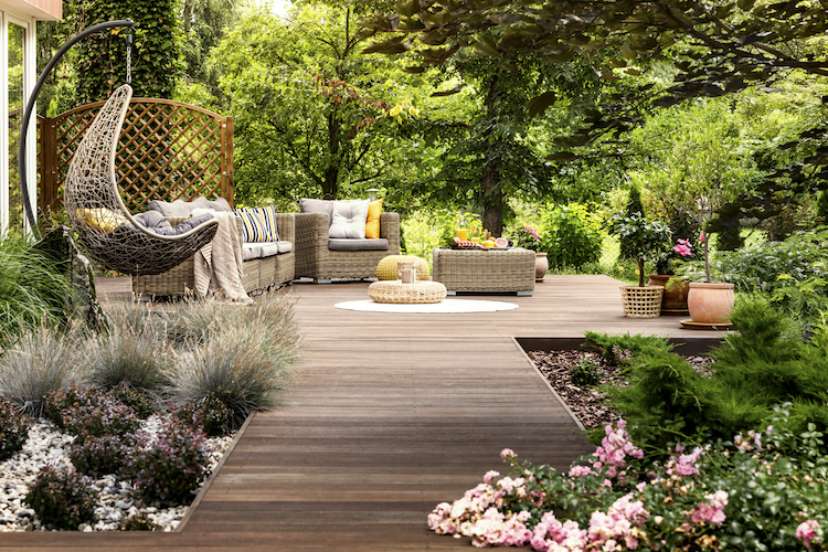 comment aménager une terrasse de charme salon de jardin moderne fauteuil suspendu terrasse en bois moderne