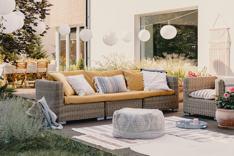 comment aménager une terrasse de charme salon de jardin osier coussins boho tapis extérieurs