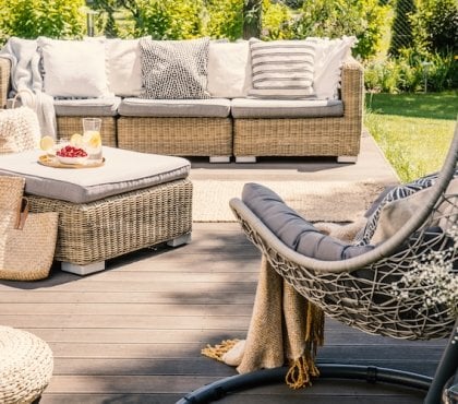 comment aménager une terrasse de charme salon de jardin osier moderne deco coussins fauteuil de jardin moderne