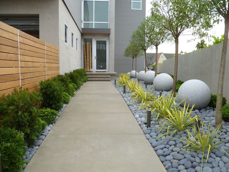 dalles de beton grand format allee de jardin beton deco galets gris boules de jardin beton