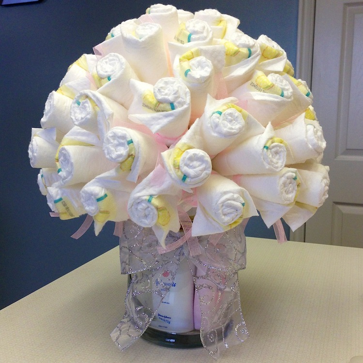 gâteau de couches DIY façon bouquet cadeau naissance original future mère