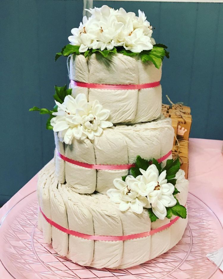 gâteau de couches DIY trois étages avec fleurs pour petite fille