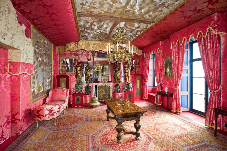 maison de Victor Hugo Guernesey Hauteville House decor salon rouge