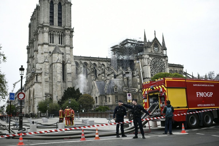 parvis de Notre-Dame de Paris nouvelle cathédrale provisoire aura lieu bientôt
