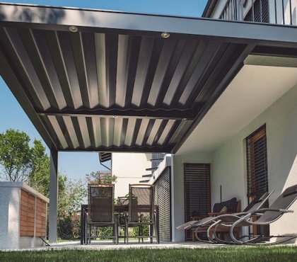 pergola bioclimatique sur mesure alu design moderne adossee facade