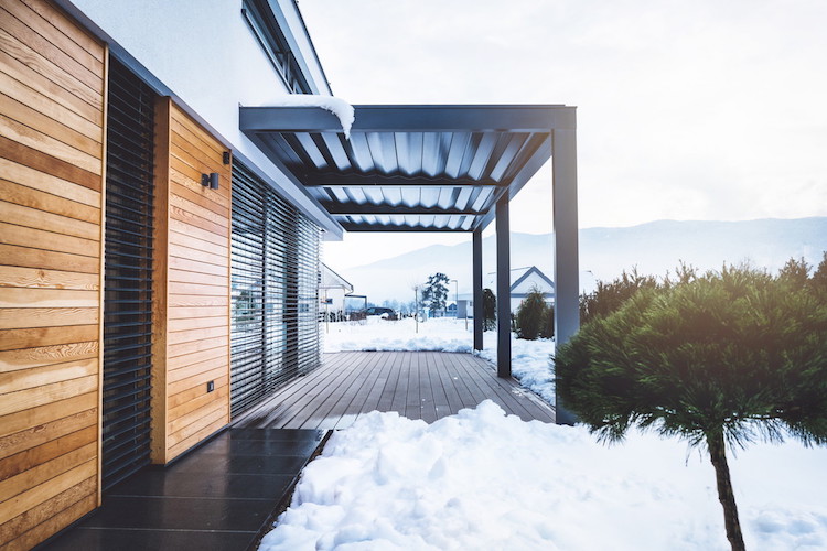 pergola bioclimatique sur mesure aluminium design moderne facade bois hiver
