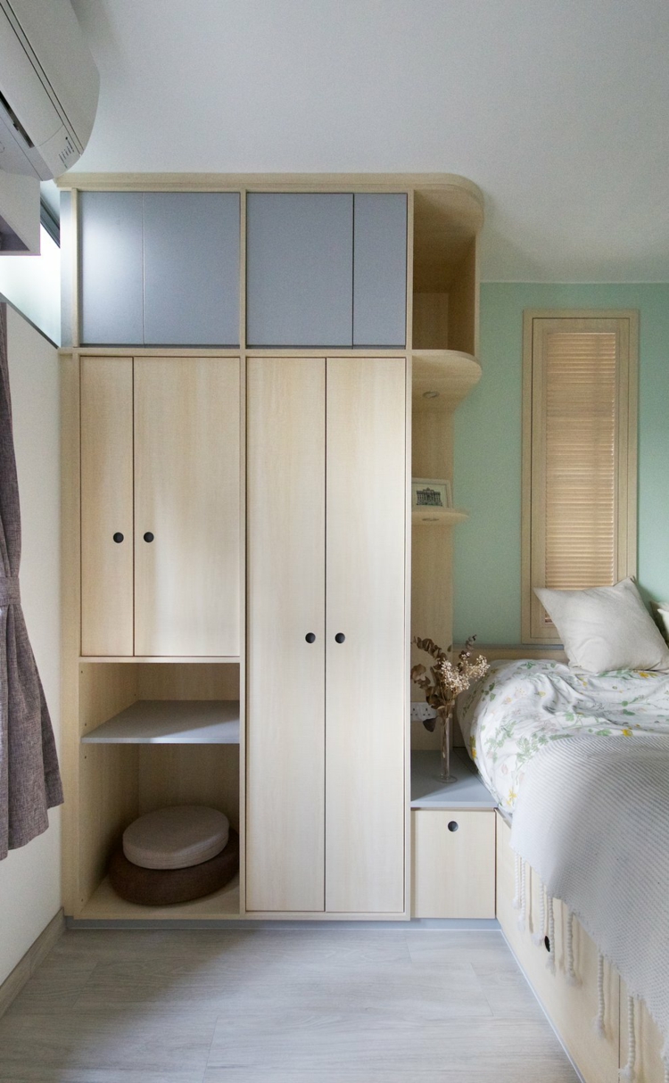 petite chambre a coucher armoire angle bois clair modules pour chat de compagnie