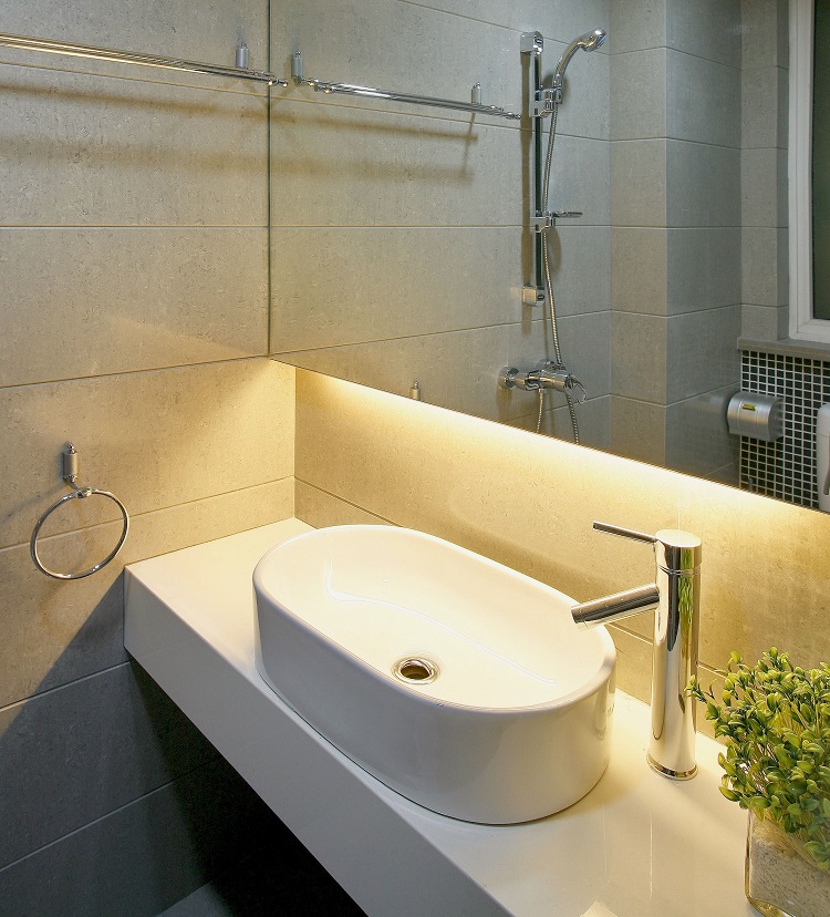 réglette d'éclairage LED couleur jaune salle eau design haut lavabo