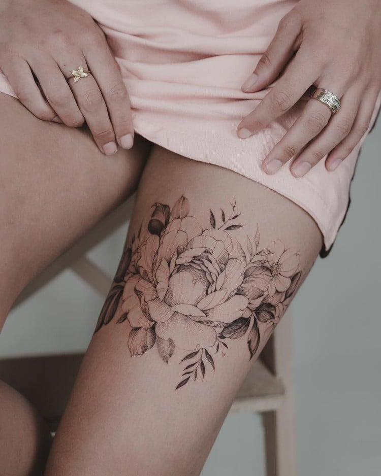 tatouage femme cuisse belles fleurs délicates