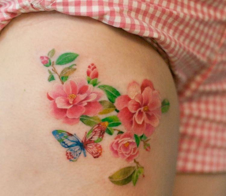 tatouage femme cuisse colorée motif floral