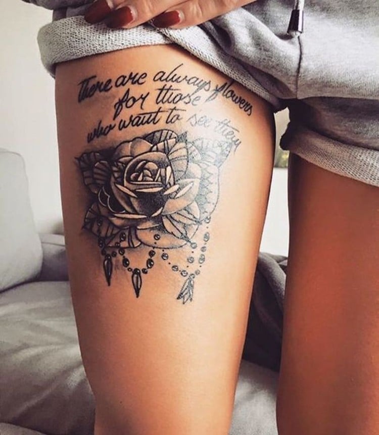 tatouage femme cuisse fleur avec inscription