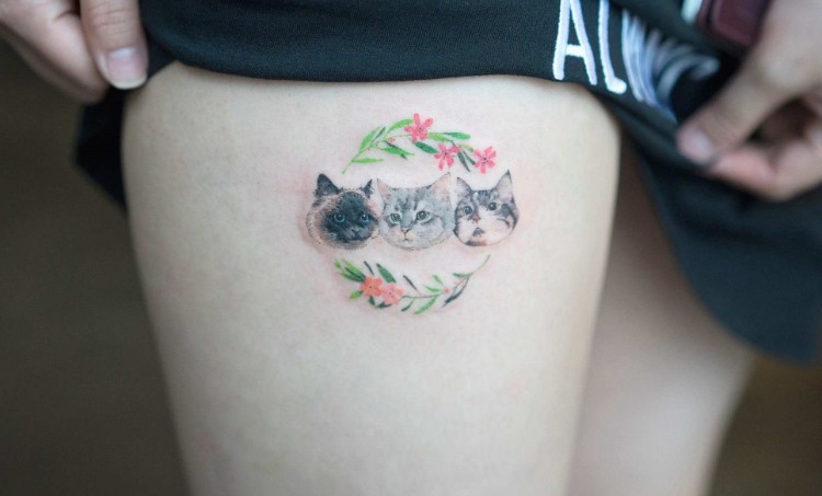tatouage femme cuisse fleurs chatons mignons