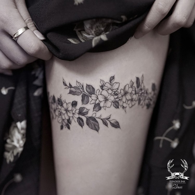 tatouage femme cuisse fleurs délicates effet bracelet