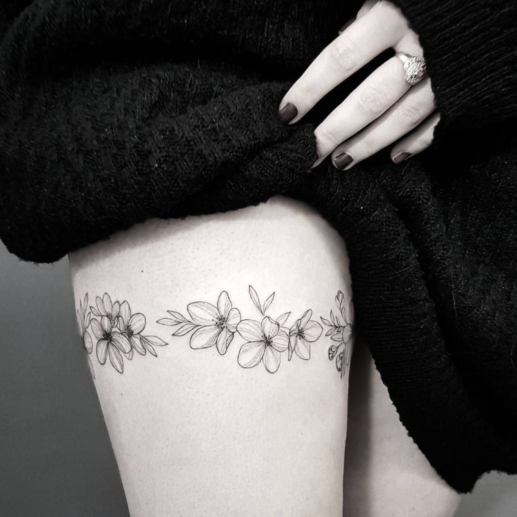 tatouage femme cuisse fleurs effet bracelet