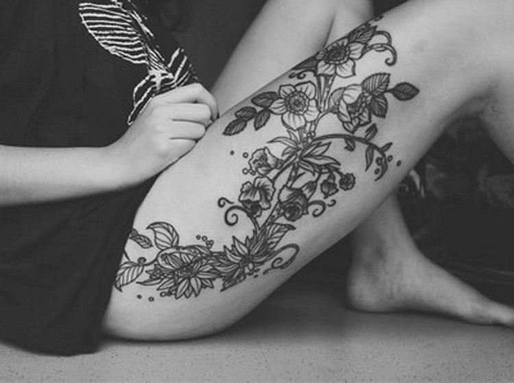 tatouage femme cuisse fleurs imposantes