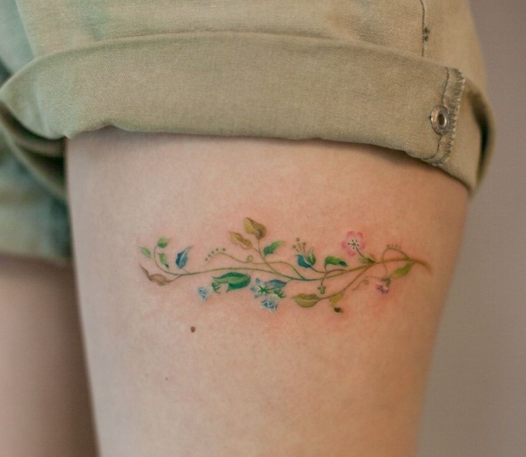 tatouage femme cuisse fleurs inkage discret