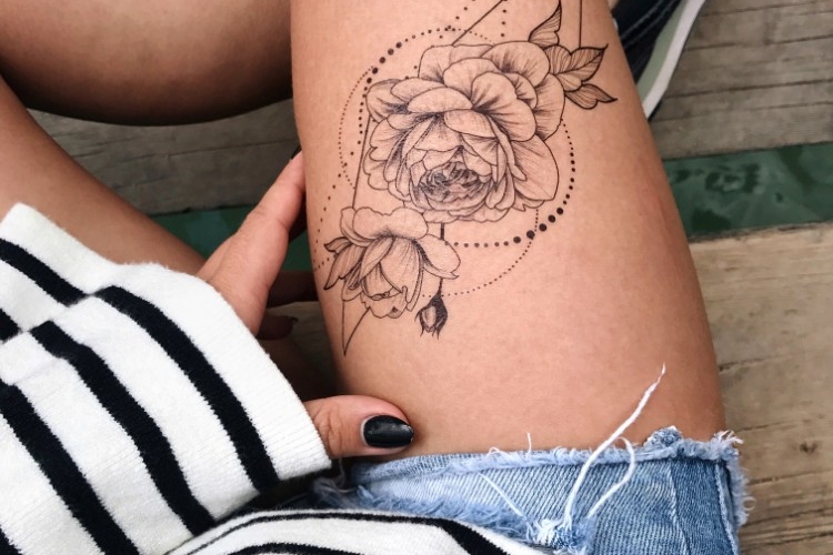 Tatouage femme cuisse - idées originales pour cet endroit populaire