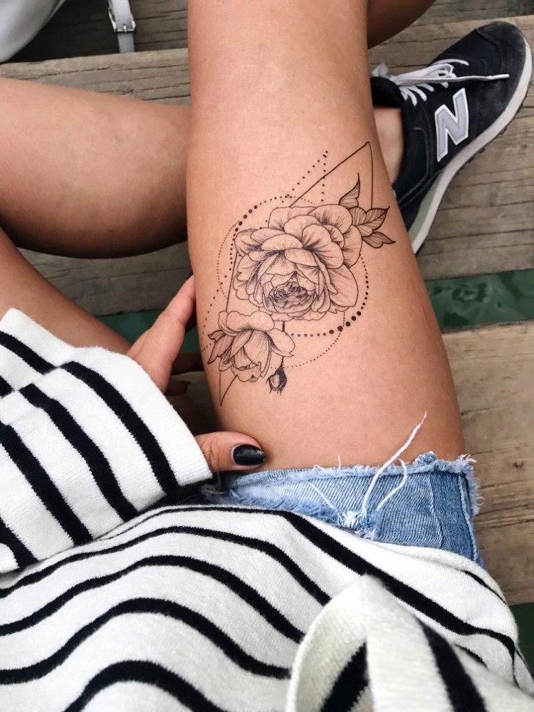tatouage femme cuisse fleurs motif géométrique