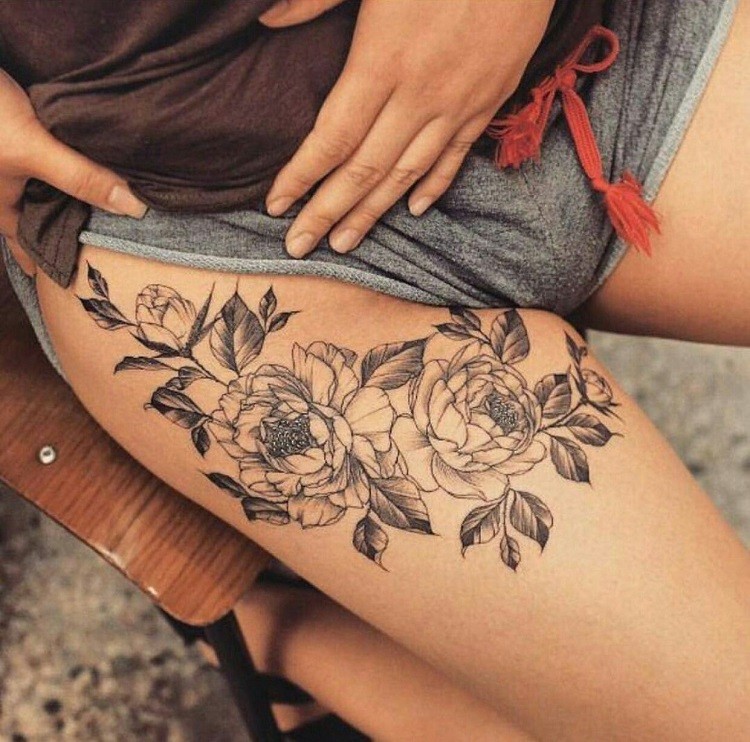 tatouage femme cuisse grandes fleurs