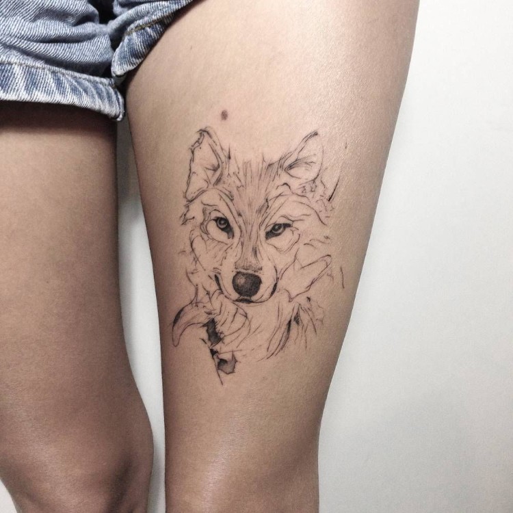 tatouage femme cuisse idée minimaliste loup