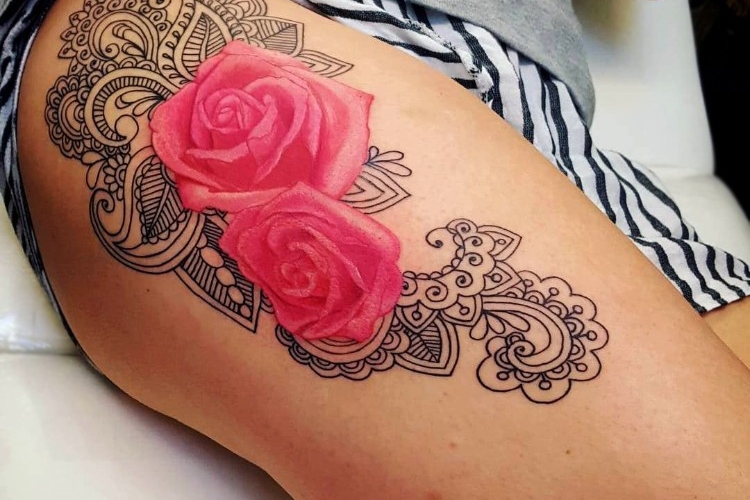 Tatouage femme cuisse - idées originales pour cet endroit populaire
