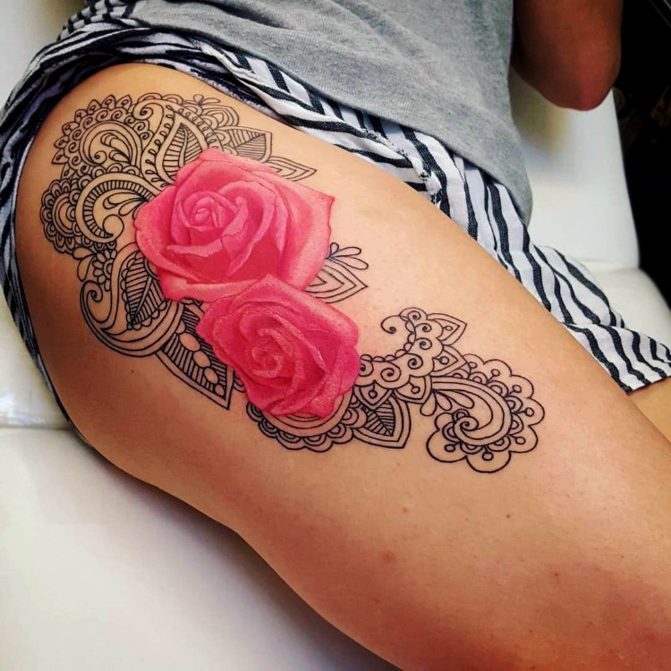 tatouage femme cuisse inkage coloré roses