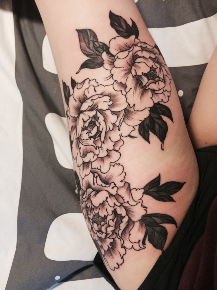 tatouage femme cuisse jolies grandes fleurs