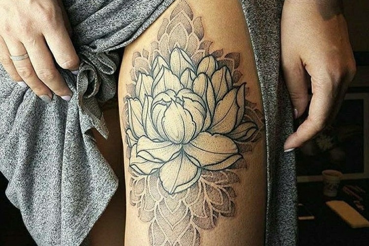 Tatouage femme cuisse - idées originales pour cet endroit populaire