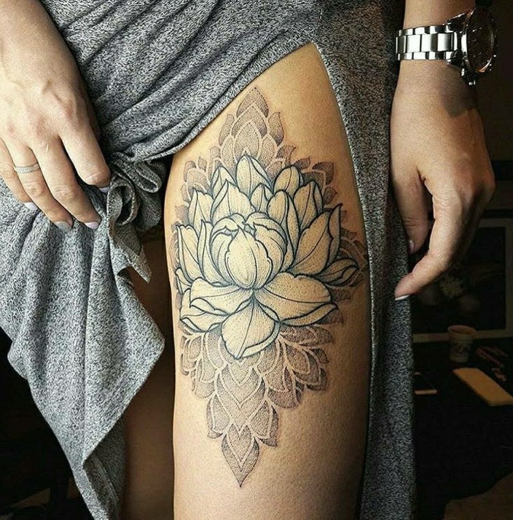tatouage femme cuisse lotus motif populaire