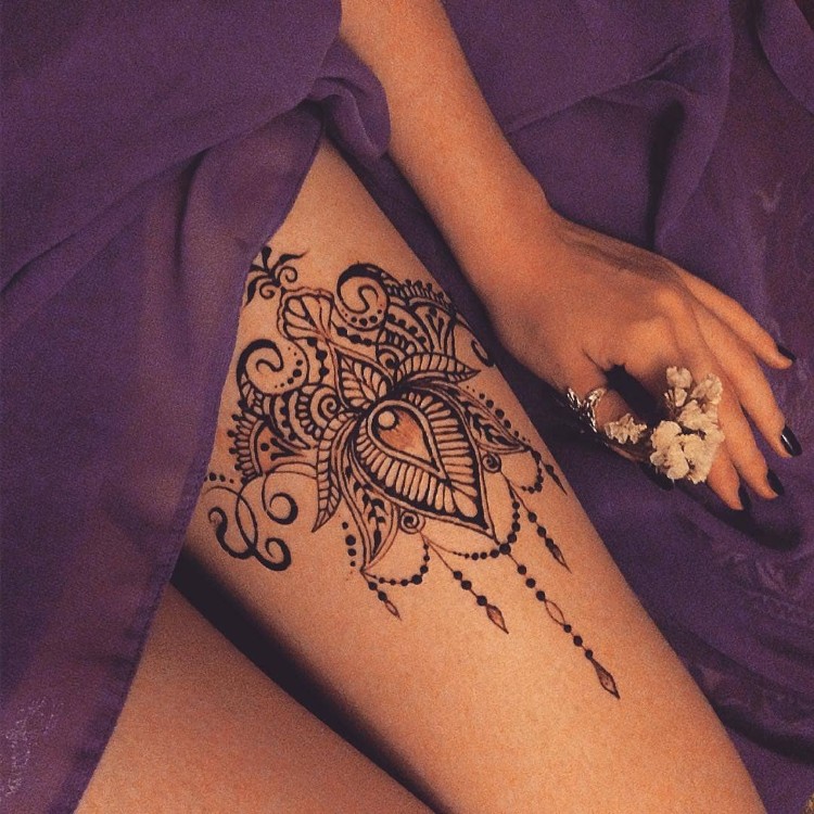 tatouage femme cuisse mandala idée charmante motif populaire