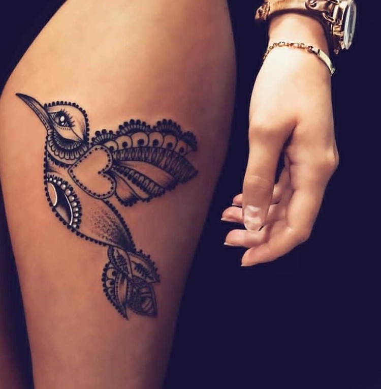 tatouage femme cuisse oiseau