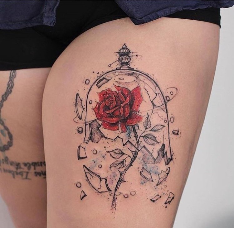 tatouage femme cuisse rose motif intéressant